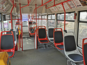 Plast nebo polstrování? Olomoucký dopravní podnik zkouší novou variantu sedaček