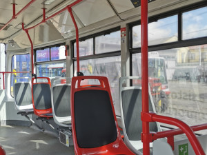 Plast nebo polstrování? Olomoucký dopravní podnik zkouší novou variantu sedaček