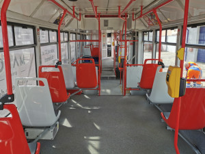 Plast nebo polstrování? Olomoucký dopravní podnik zkouší novou variantu sedaček