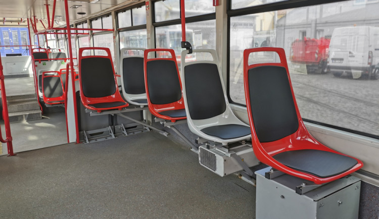 Od poloviny dubna jezdí v Olomouci tramvaj s novým typem sedadel