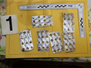 Razie na Uničovsku. Kriminalisté našli odsouzeného recidivistu za tapetou v podkroví