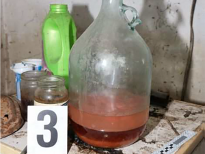 Razie na Uničovsku. Kriminalisté našli odsouzeného recidivistu za tapetou v podkroví