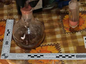 Razie na Uničovsku. Kriminalisté našli odsouzeného recidivistu za tapetou v podkroví