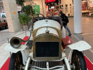 Historické skvosty i luxusní novinky ze světa aut a motocyklů zaparkují v Šantovce