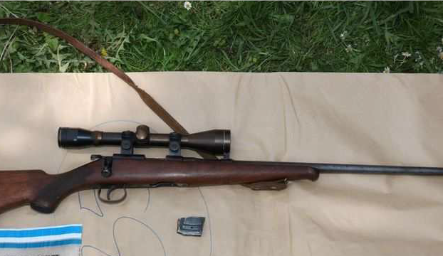 V domě nalezli policisté i dlouhou zbraň s optikou