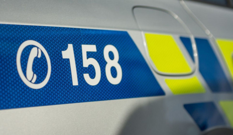 Řidič Jeepu v noci ujížděl v Olomouci před policisty. Vjel na trávník a ohrožoval je