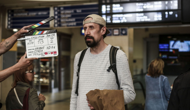 Olomouc opět ve filmu. Krobotova Velká premiéra zamíří do kin v létě