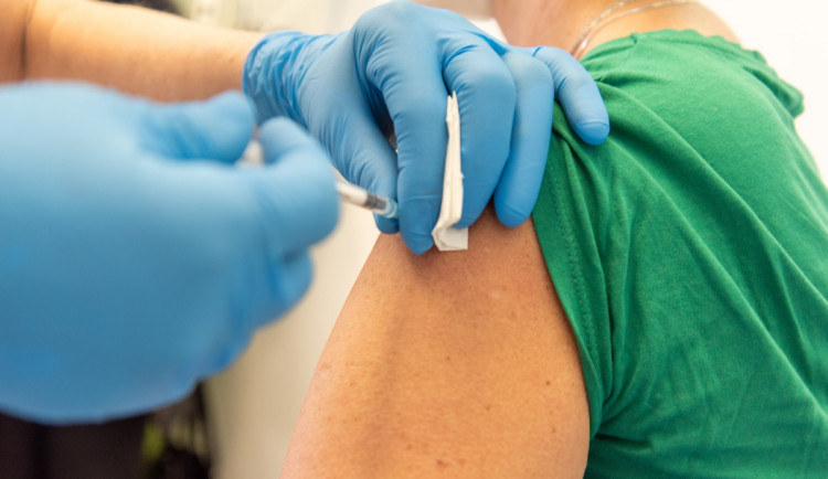 Před létem roste zájem o očkování proti covidu. Fakultní nemocnice rozšíří provoz svého centra