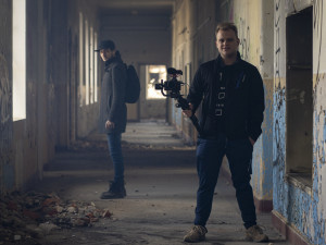 Marek Pešl (vpravo) a Jakub Plánka se kromě práce v divadle věnují i natáčení krátkých filmů