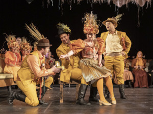 Moravské divadlo Olomouc nechalo v dokumentu nahlédnout do zákulisí příprav představení Rok na vsi