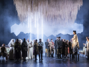 Moravské divadlo Olomouc nechalo v dokumentu nahlédnout do zákulisí příprav představení Rok na vsi