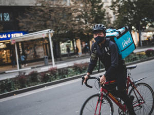 Boční odstup od cyklisty, zákaz zaměstnat manželku. Anketa Absurdita roku 2022 zná vítěze