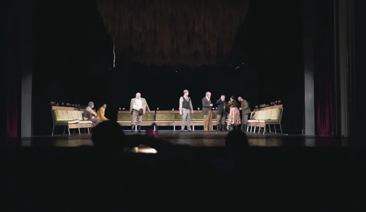 Moravské divadlo Olomouc nechalo v dokumentu nahlédnout do zákulisí příprav představení Rok na vsi