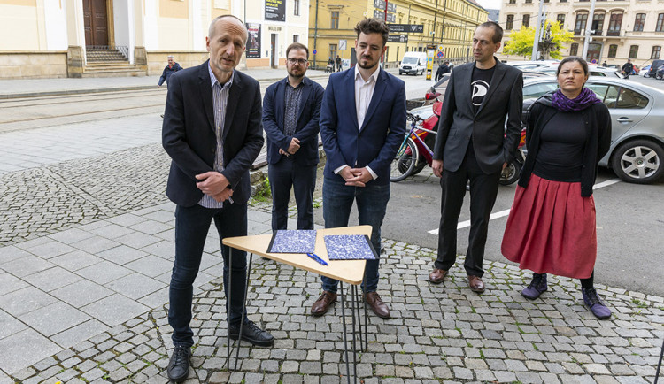 Tisková konference před podpisem memoranda o koalici stran ProOlomouc a Piráti