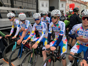 Tým juniorů před startem Carla kriterijní ligy v Soběslavi.