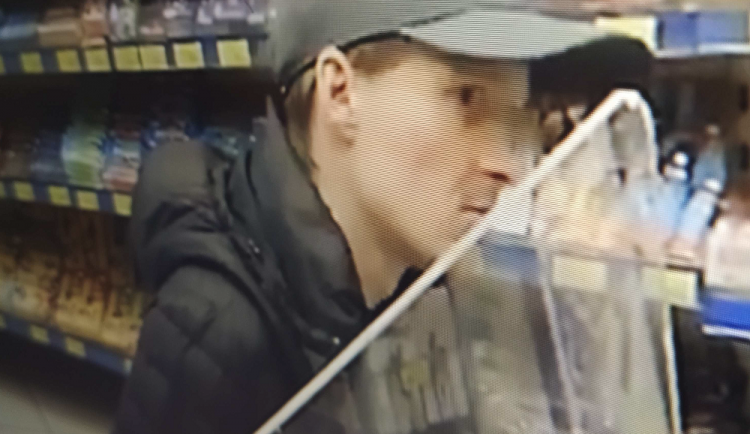 Policisté zjišťují totožnost muže z fotografie