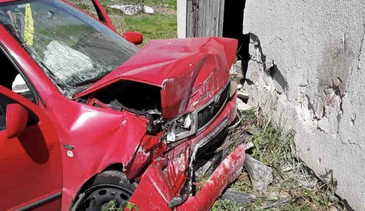 Tragická nehoda na Hranicku. Osmapadesátiletý řidič zemřel po nárazu do budovy