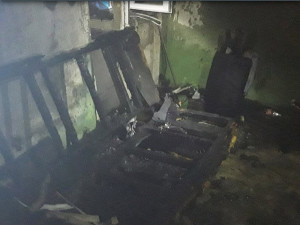 Noční požár bytu v Prostějově: hasiči zachránili rodinu ze zakouřeného podkroví