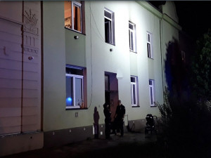 Noční požár bytu v Prostějově: hasiči zachránili ze zakouřeného podkroví šest lidí