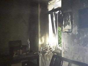 Noční požár bytu v Prostějově: hasiči zachránili ze zakouřeného podkroví šest lidí