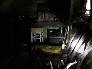 Noční požár bytu v Prostějově: hasiči zachránili rodinu ze zakouřeného podkroví