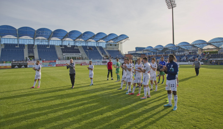 Fotbalisté Sigmy po utkání v Mladé Boleslavi děkují fanouškům za podporu