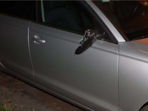 Vandal v centru Olomouce poničil desítku aut. Převrátil rovněž přenosné WC