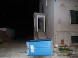 Vandal v centru Olomouce poničil desítku aut. Převrátil rovněž přenosné WC