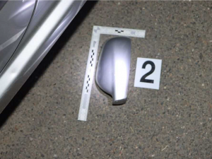 Vandal v centru Olomouce poničil desítku aut. Převrátil rovněž přenosné WC