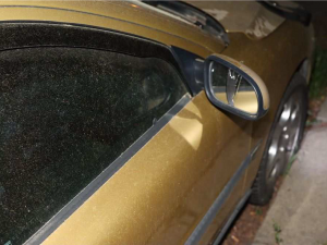 Vandal v centru Olomouce poničil desítku aut. Převrátil rovněž přenosné WC