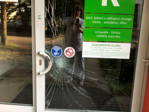 Agresivní pacient v noci vyděsil sestru na zubní pohotovosti v Olomouci. Ve vzteku rozmlátil dveře