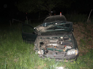 Pronásledovaný řidič skončil s autem mimo silnici