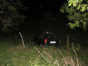 Pronásledovaný řidič skončil s autem mimo silnici