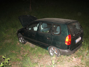 Pronásledovaný řidič skončil s autem mimo silnici