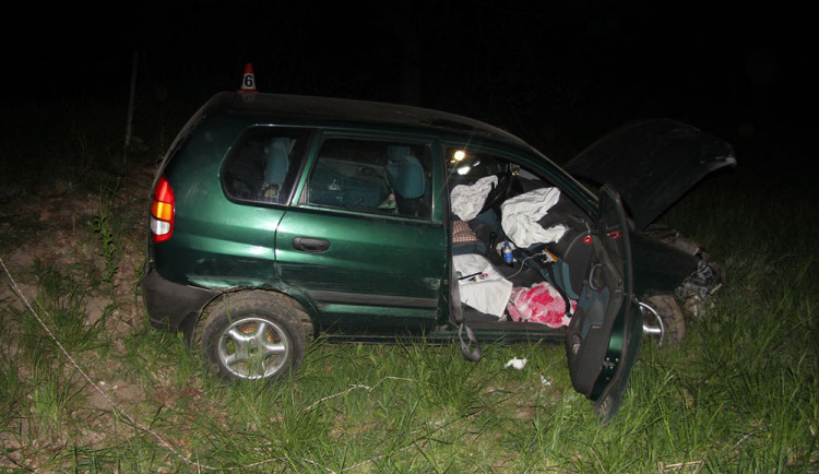 Pronásledovaný řidič skončil s autem mimo silnici