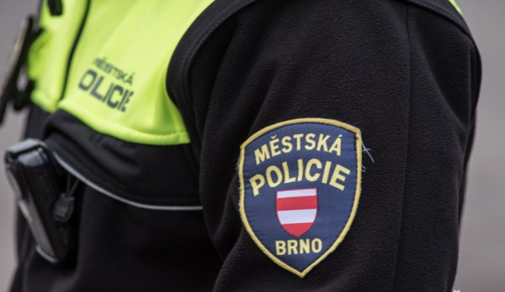 Muž v Brně nakrmil popelnice reklamními poutači. Může za to můj dvojník, bránil se