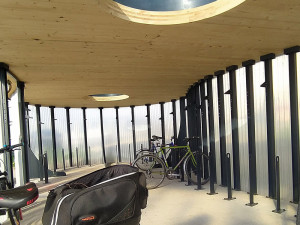 Designová úschovna bicyklů už slouží zaměstnancům FN Olomouc. Připomíná článek řetězu