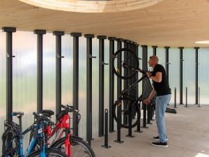 Designová úschovna bicyklů už slouží zaměstnancům FN Olomouc. Připomíná článek řetězu