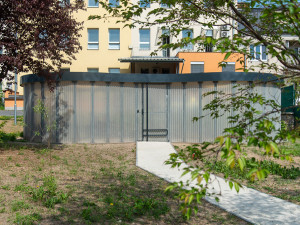 Designová úschovna bicyklů už slouží zaměstnancům FN Olomouc. Připomíná článek řetězu