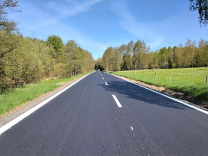 Turisté se mohou radovat. Frekventovaná silnice z Rýmařova na Skřítek má nový povrch