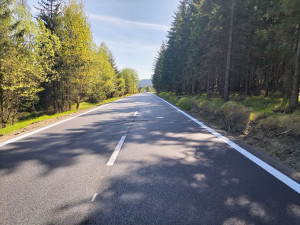 Turisté se mohou radovat. Frekventovaná silnice z Rýmařova na Skřítek má nový povrch