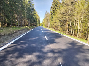 Turisté se mohou radovat. Frekventovaná silnice z Rýmařova na Skřítek má nový povrch