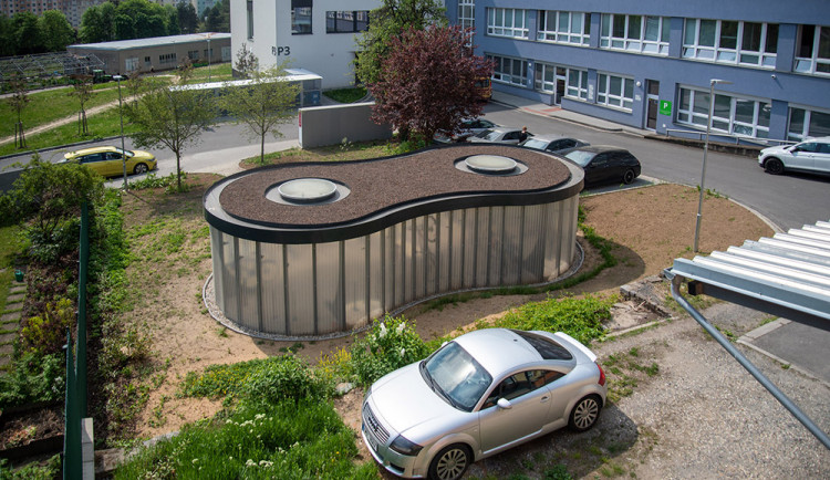 Designová úschovna bicyklů už slouží zaměstnancům FN Olomouc. Připomíná článek řetězu