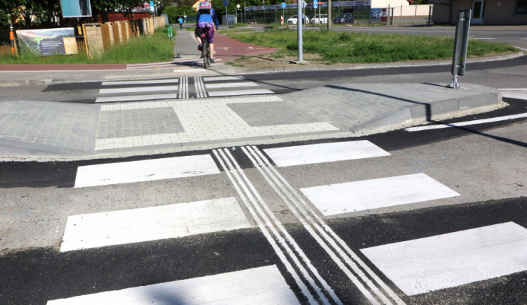 Na rozhraní městských částí Povel a Slavonín je nový přechod pro chodce. Přišel na 650 tisíc korun