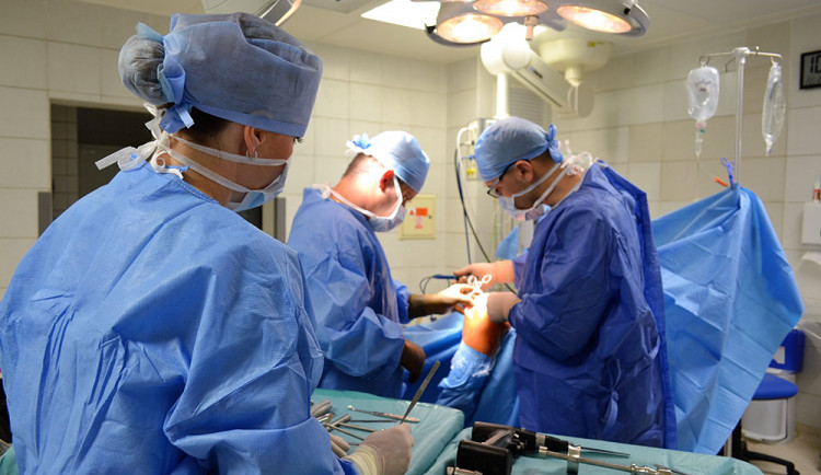 Boj s artrózou i covidovým skluzem: šternberská nemocnice otevřela nové oddělení ortopedie