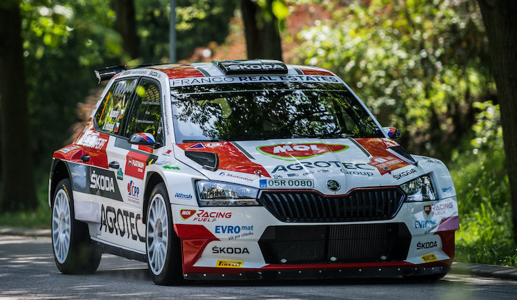 Přetahovaná o každou sekundu. Kopecký drží těsné vedení v Rallye Český Krumlov před Pechem