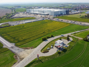 FOTO: Amazon staví v Kojetína obří solární elektrárnu. Firma je největším spotřebitel zelené energie na světě