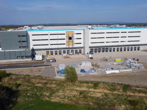 FOTO: Amazon staví v Kojetína obří solární elektrárnu. Firma je největším spotřebitel zelené energie na světě