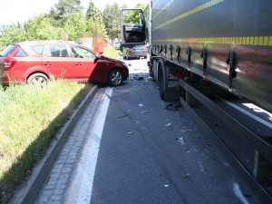 Cizinec s kamionem přejel do protisměru a přišla srážka. Nadýchal přes jeden a půl promile