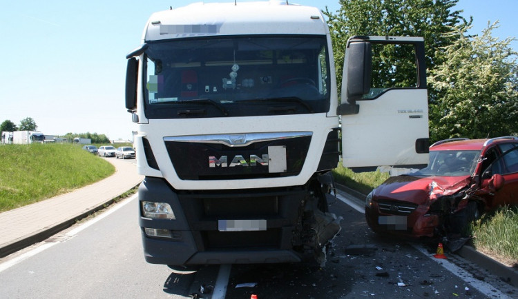 Nehoda omezila ve čtvrtek provoz na úseku silnice mezi obcemi Charváty a Dub nad Moravou